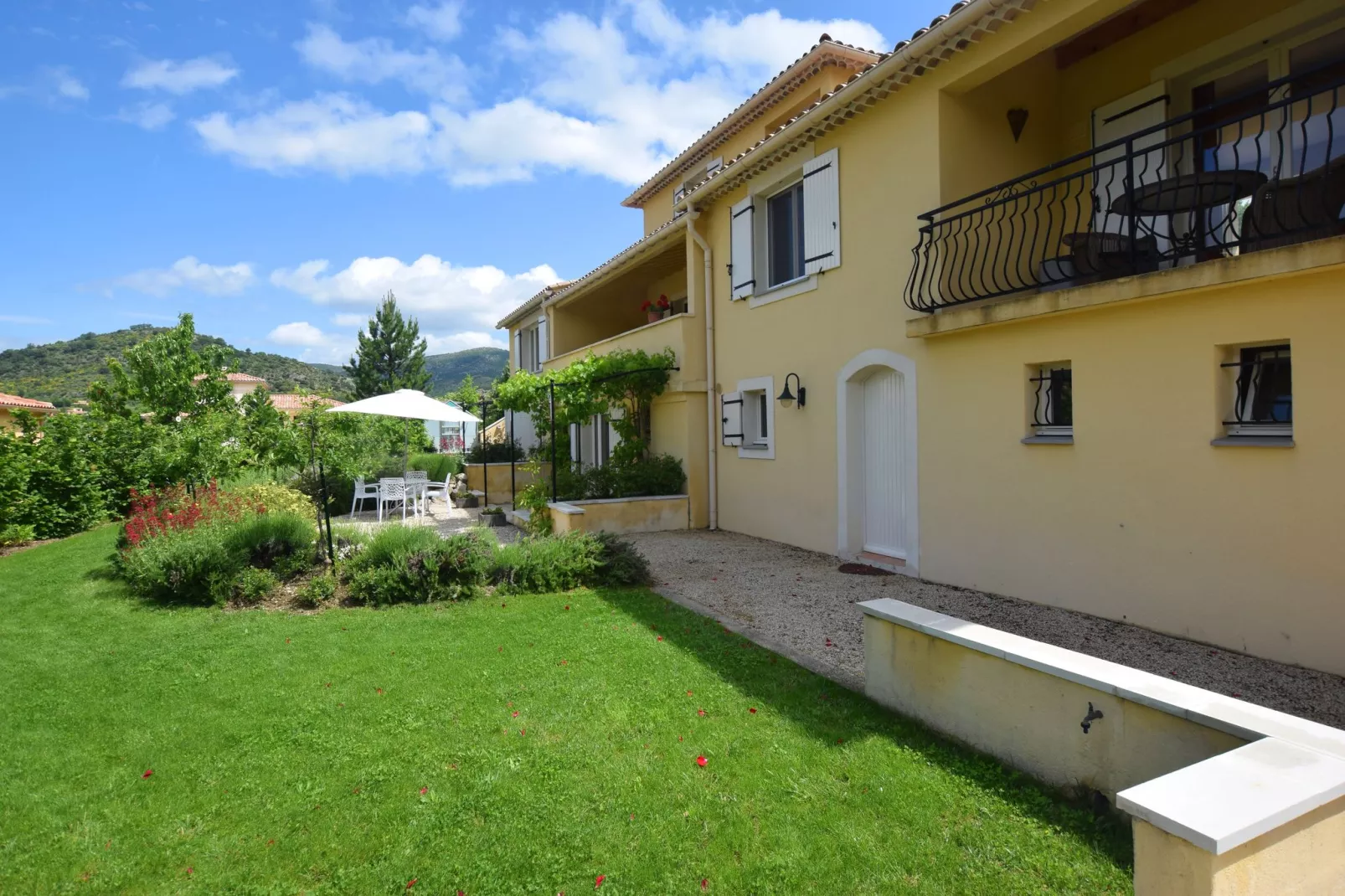 Appartement - MONTBRUN-LES-BAINS-Exterior summer