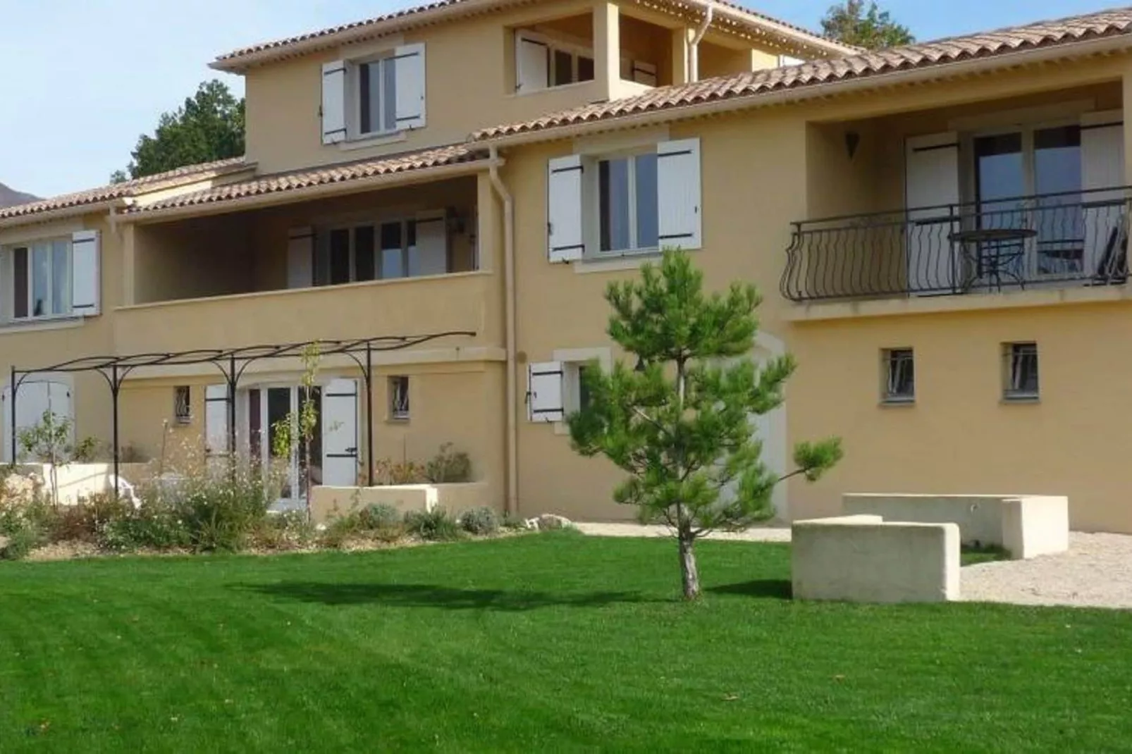 Appartement - MONTBRUN-LES-BAINS-Gardens summer