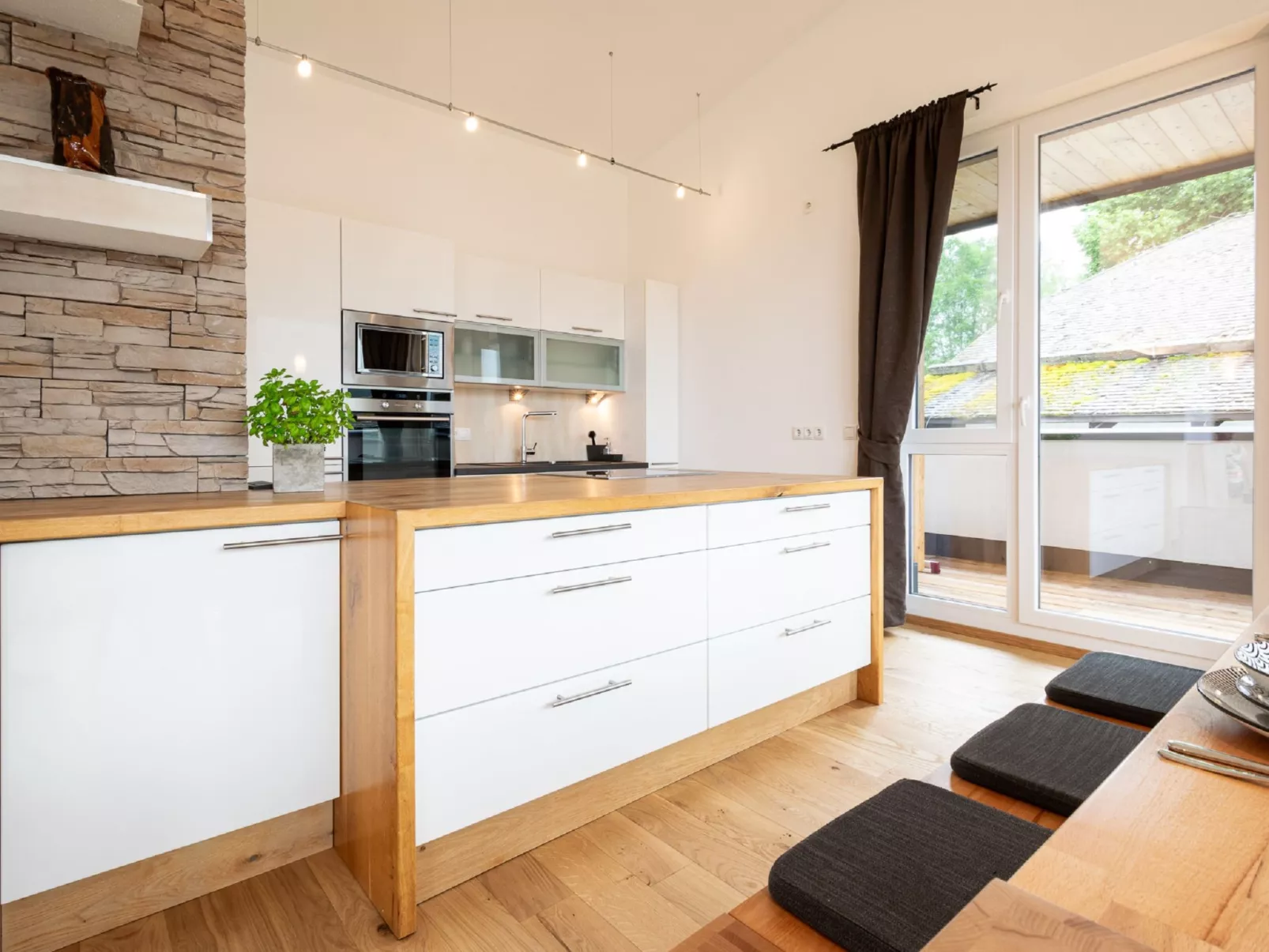Christine Penthouse-Dedans