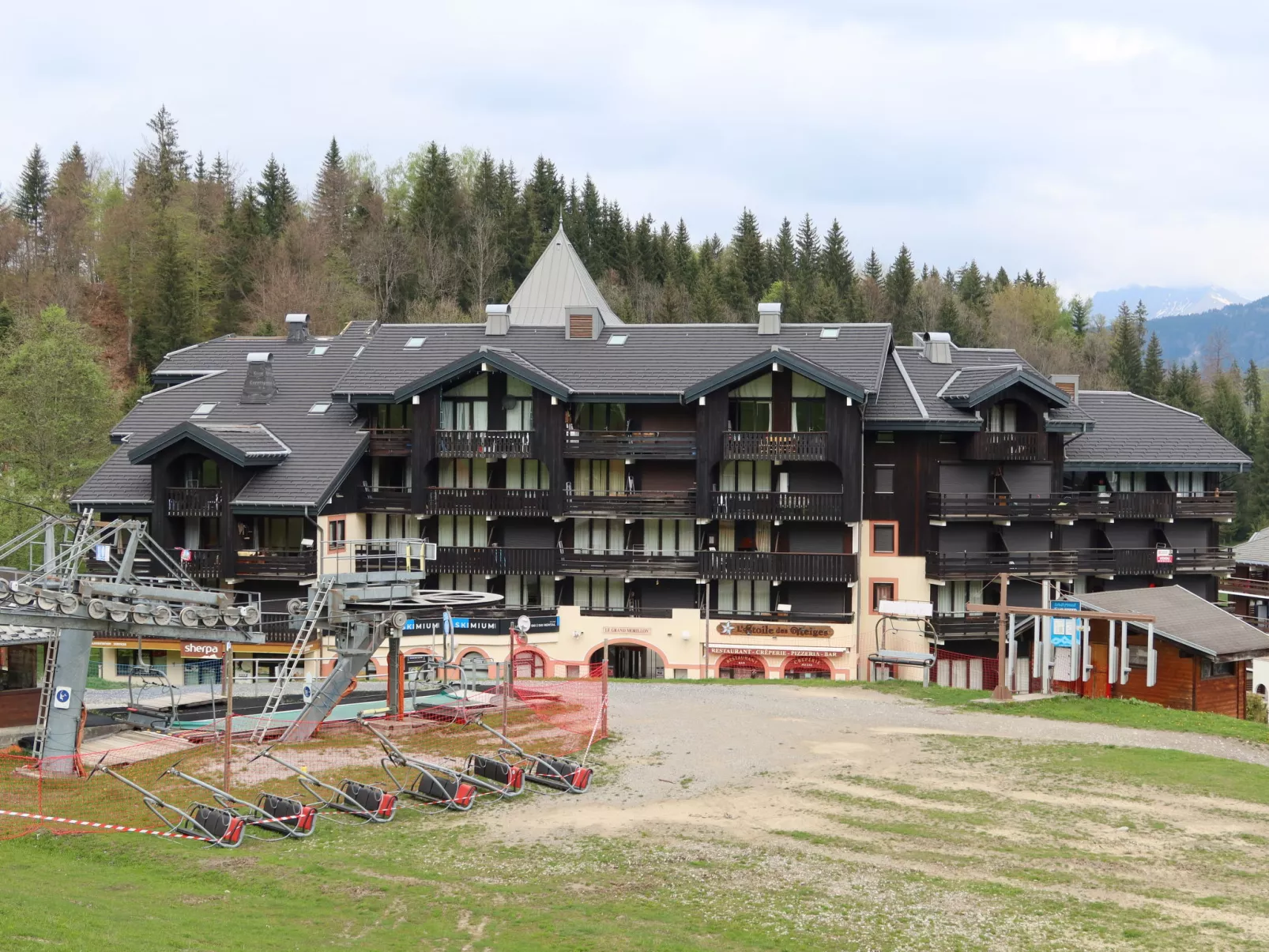 Grand Morillon-Outside