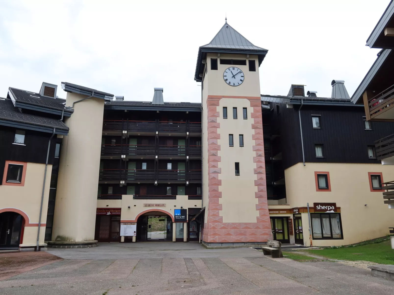 Grand Morillon-Outside