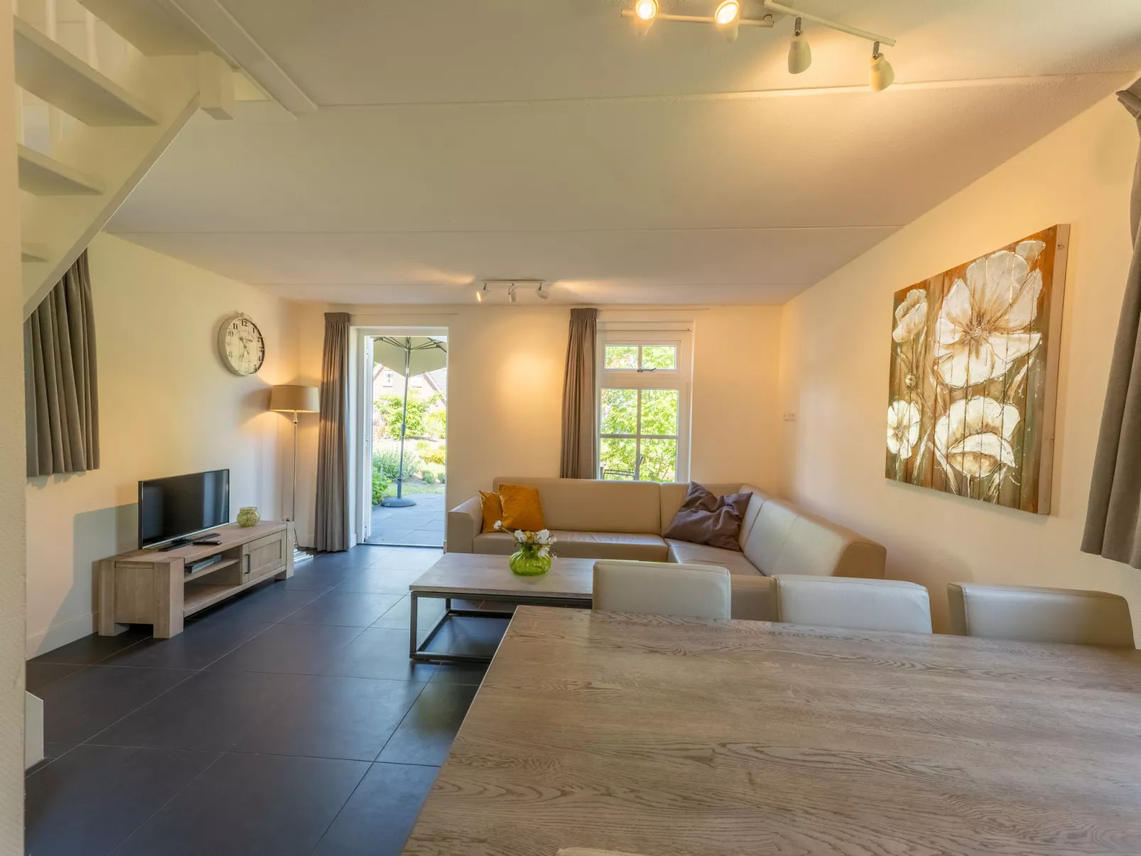 Chateau 6-Inside
