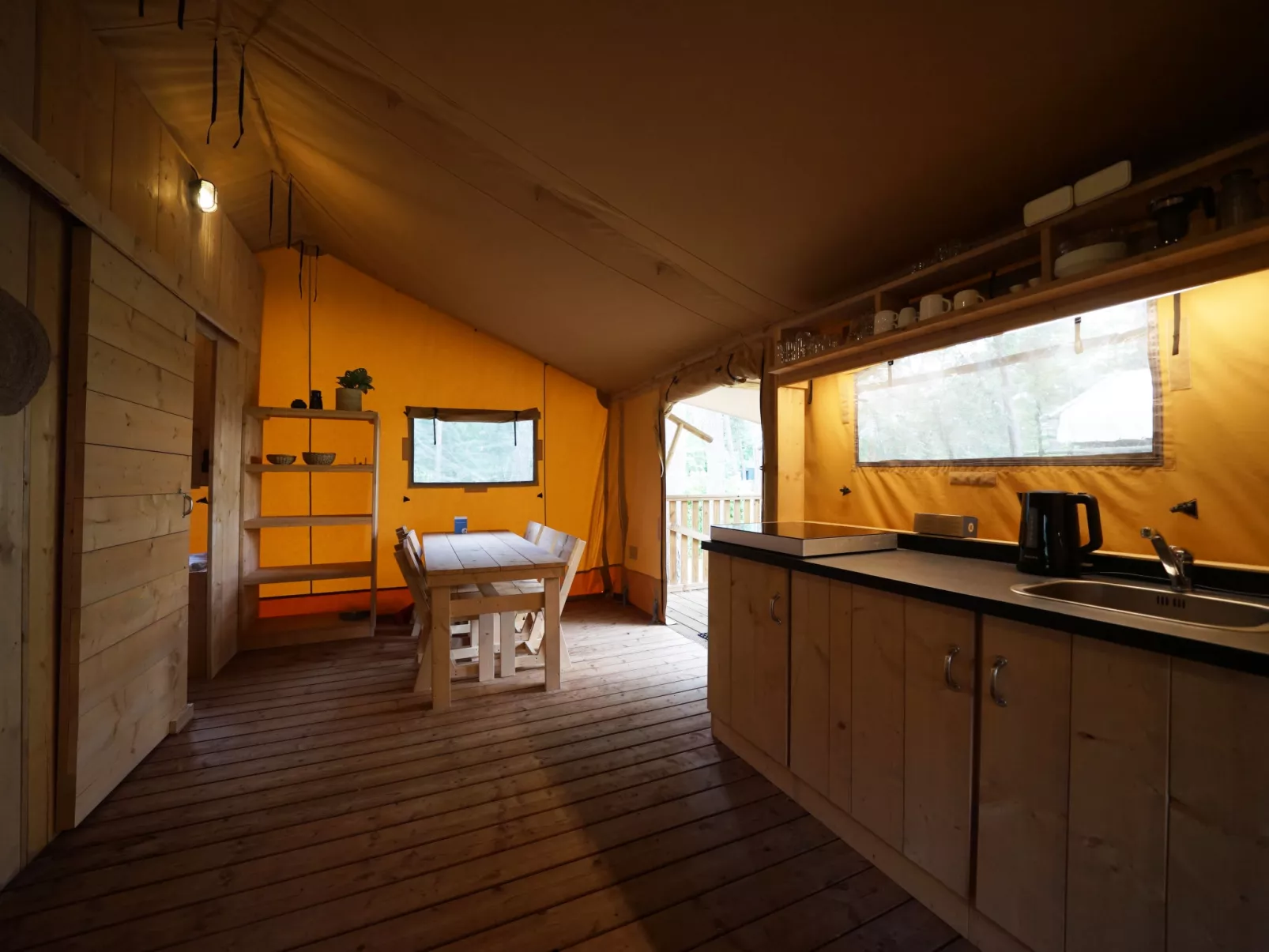 Lodgetent 4-Drinnen