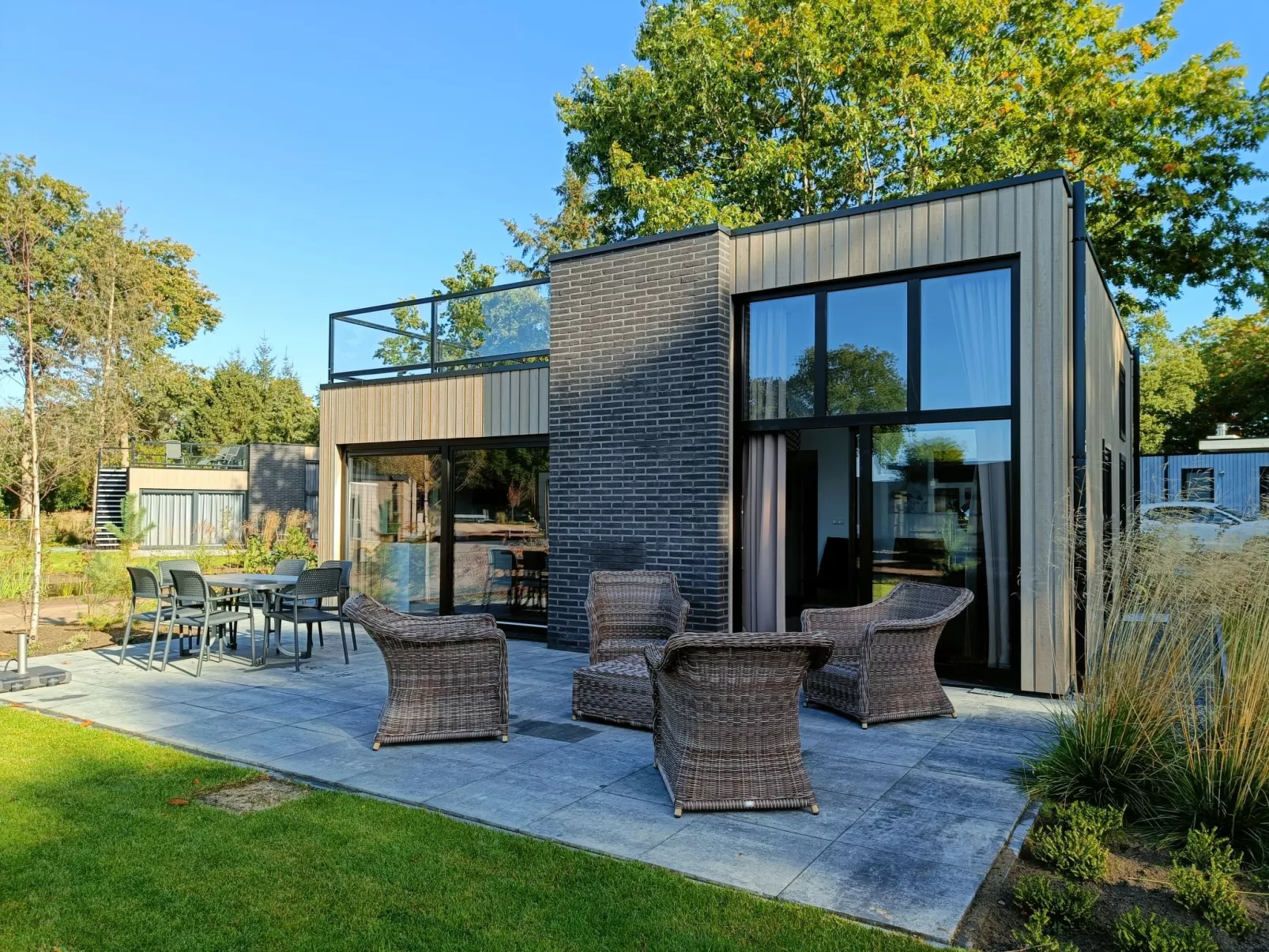 Cube Elite 6-Outside