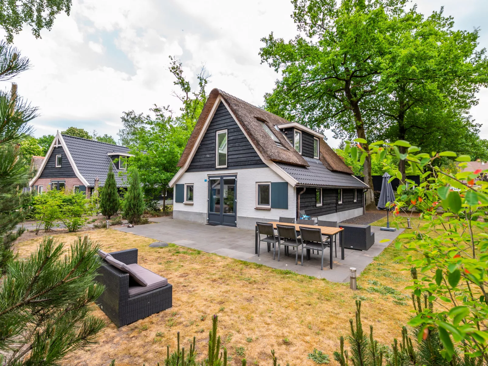 Forest Lodge 4-Outside