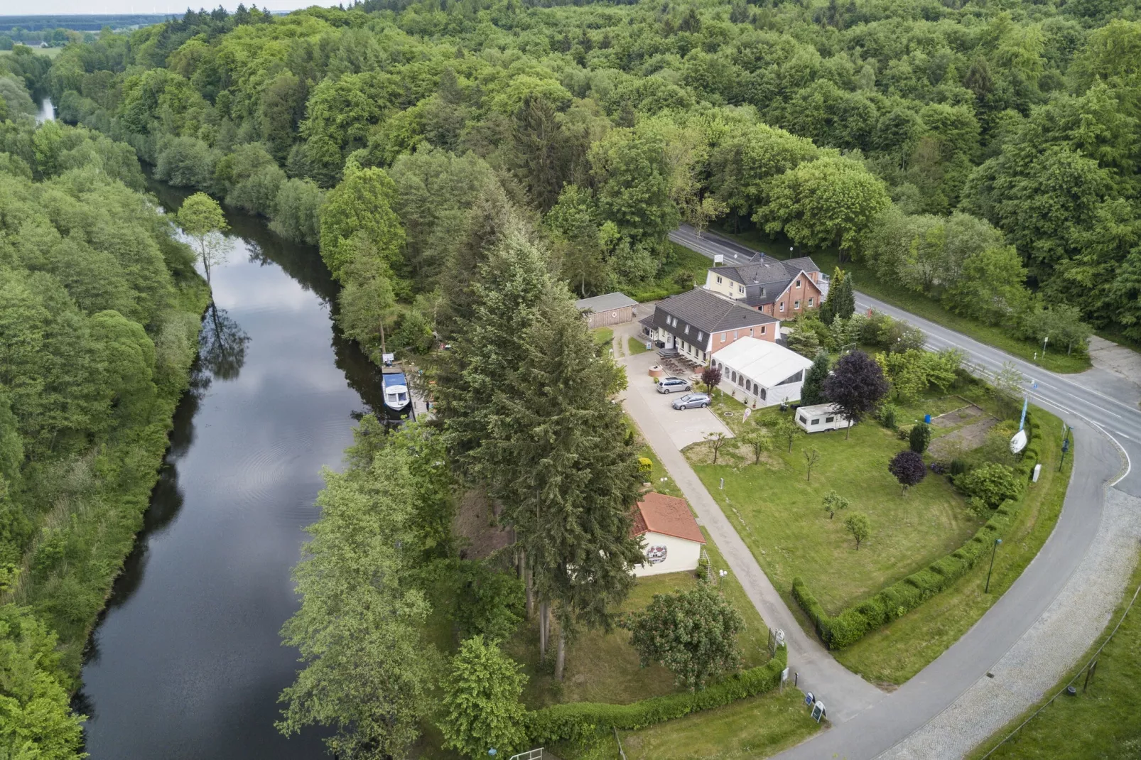 Ferienhaus Vieting direkt am Eldeufer in Parchim-Areas summer 1km