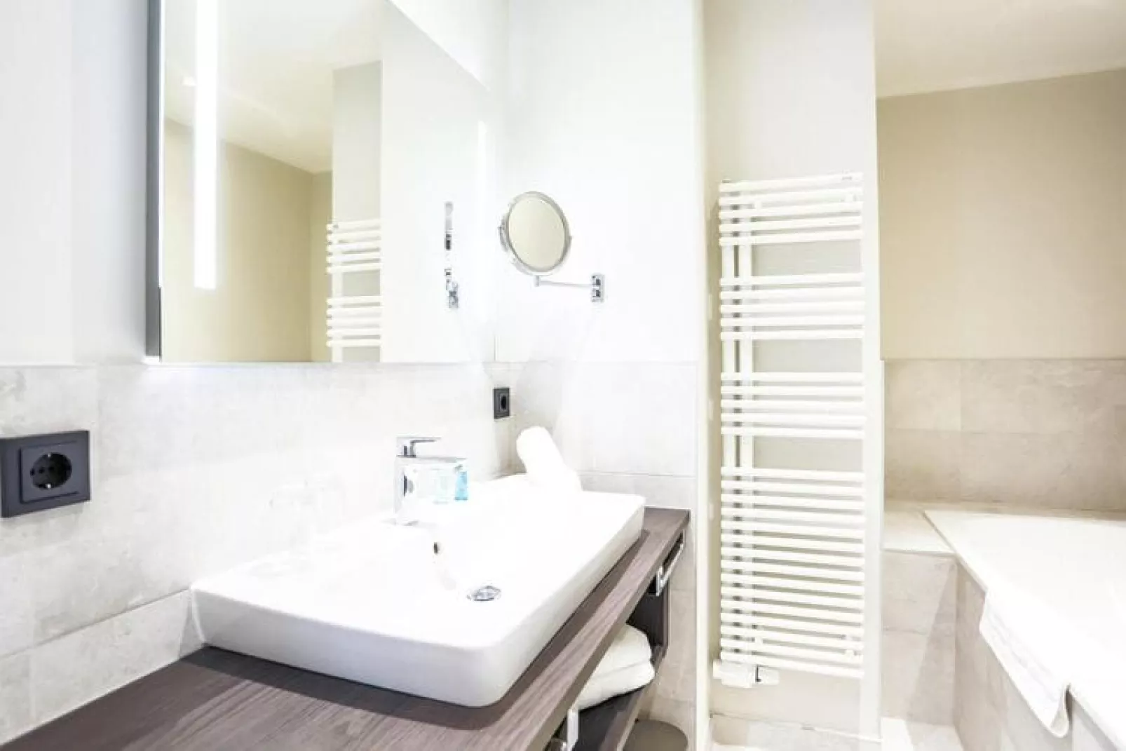 Apartments im MAREMÜRITZ Yachthafen Resort & Spa / Fortuna Suite Landseite 3 Personen-Bathroom