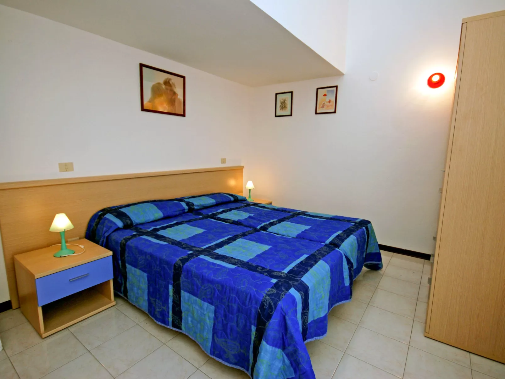 Holiday Village-Dedans