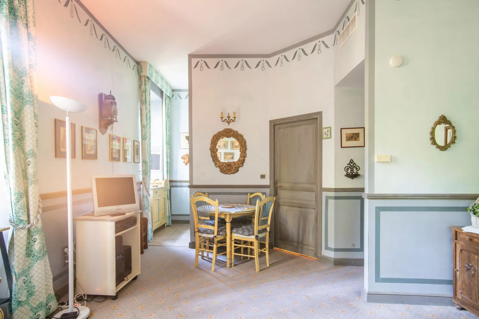 Au château près du Ventoux I-Dining room