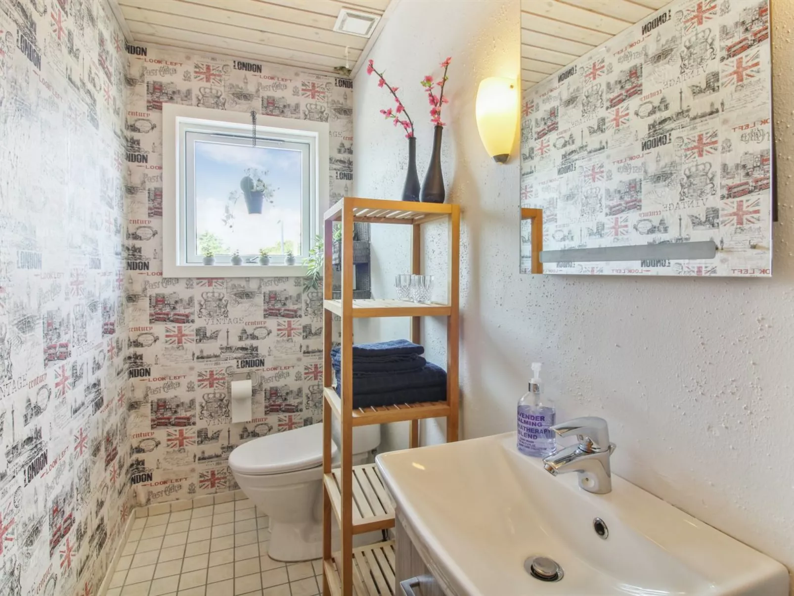 "Ellanor" - 1.4km from the sea-Inside