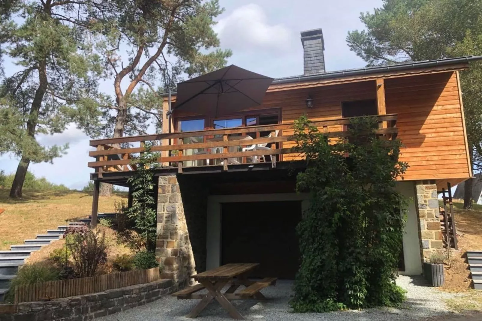 Alouette-Exterior in summer