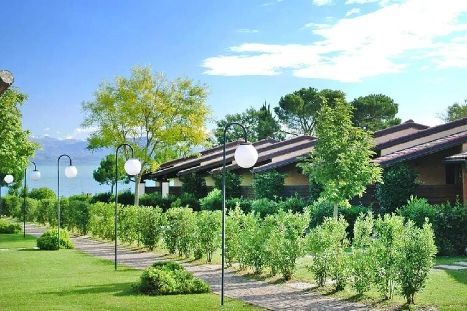 Front Lake Resort Le Corti del Lago Padenghe-APX-C3 / A2 3 paxe-Gardens summer
