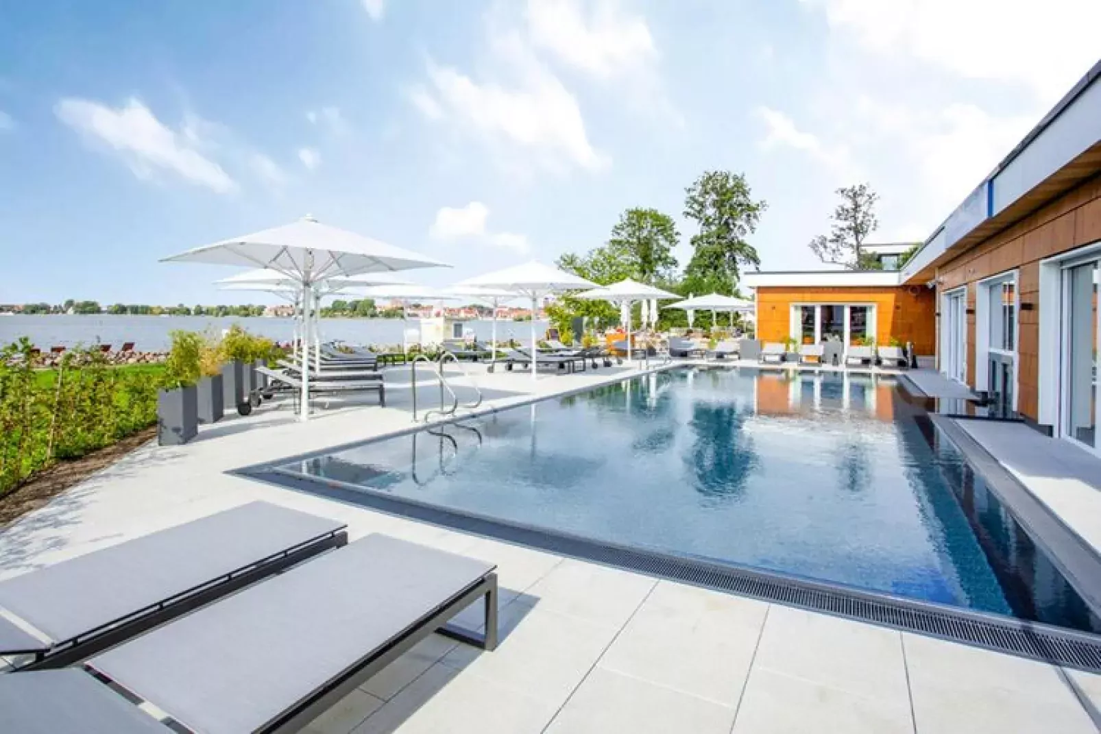 Apartments im MAREMÜRITZ Yachthafen Resort & Spa / Aurora Müritzblick 2 Personen-Pool