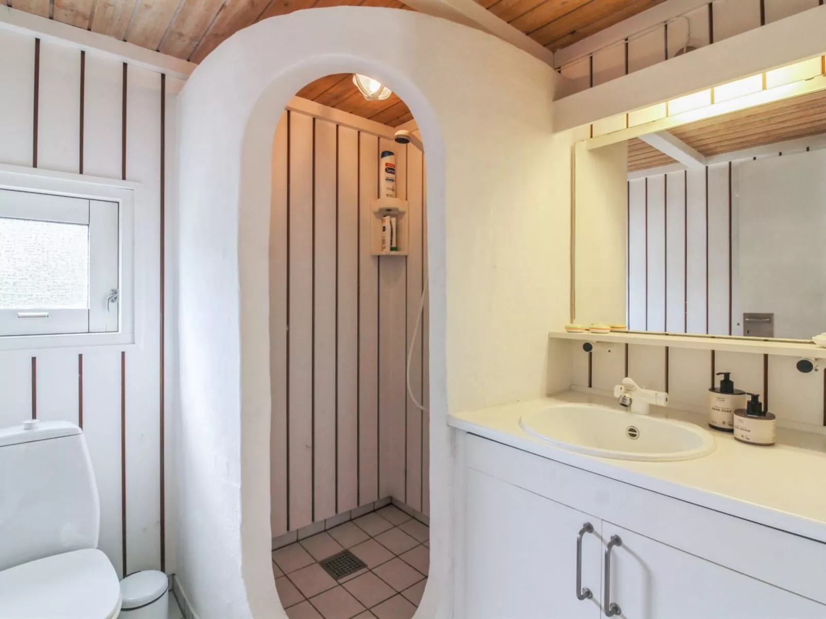 "Hrefna" - 500m from the sea-Inside
