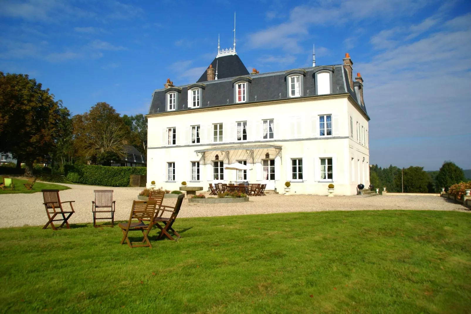 Chateau Bellevue-Exterior summer