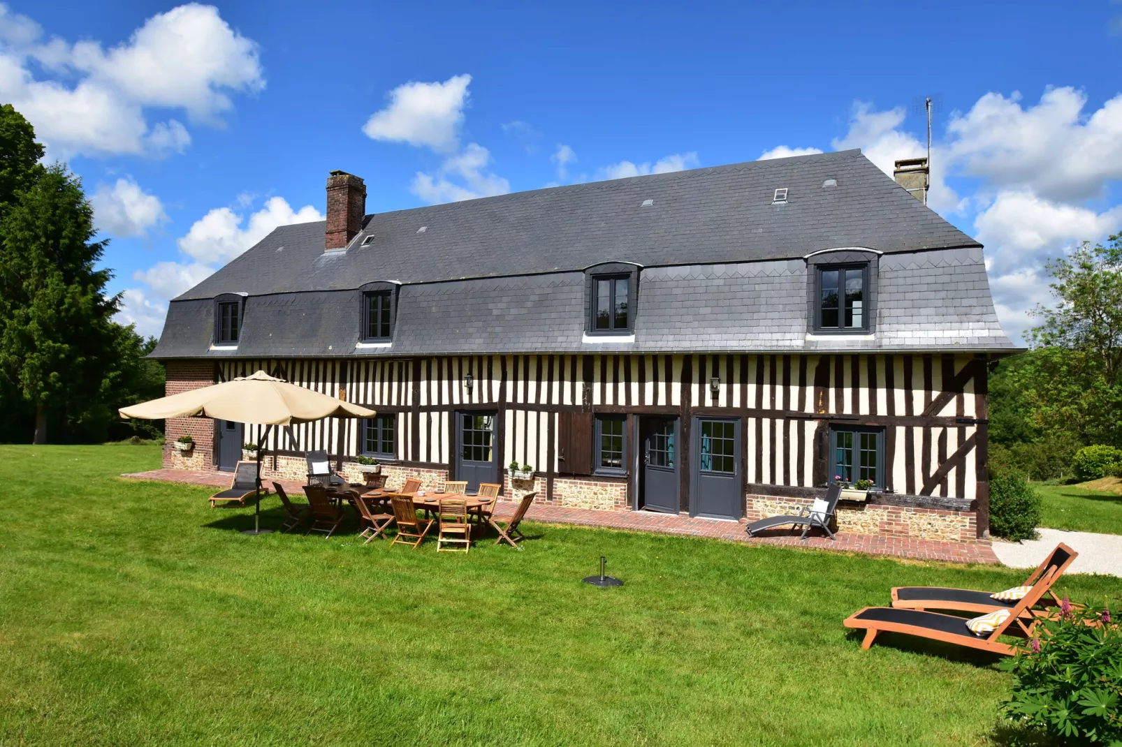 Chateau Bellevue-Exterior summer