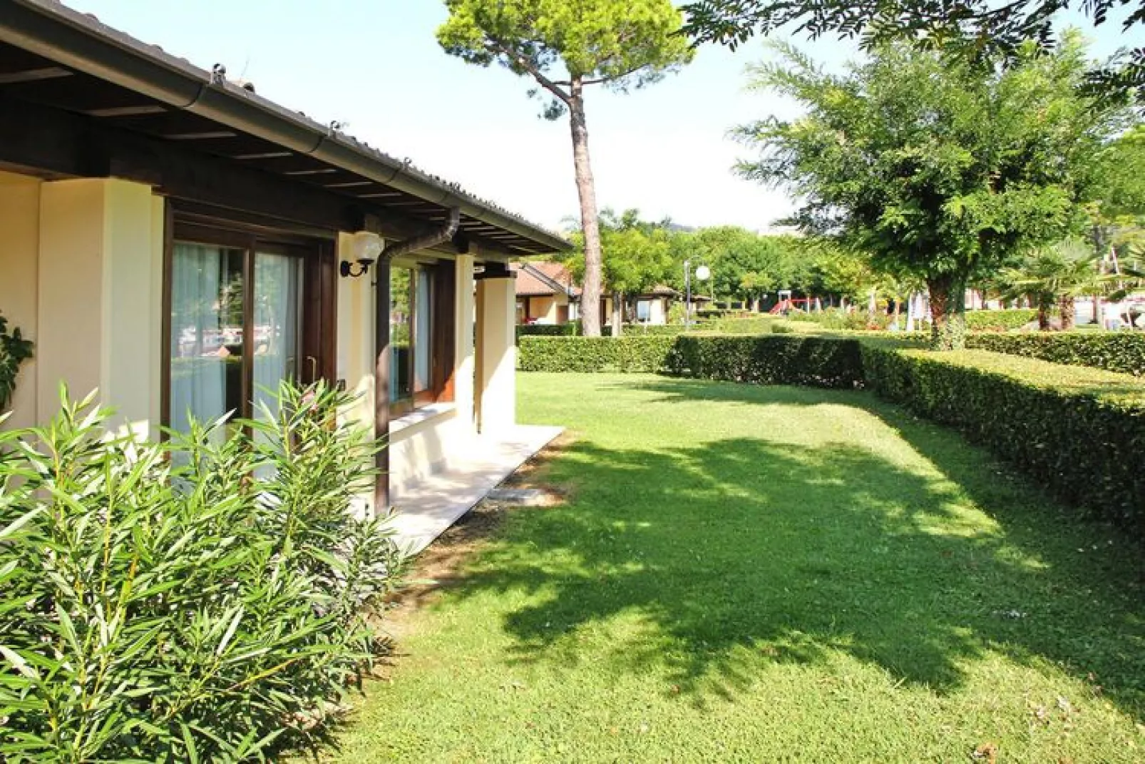 Front Lake Resort Le Corti del Lago Padenghe-APX-G6 / A3 42-Gardens summer