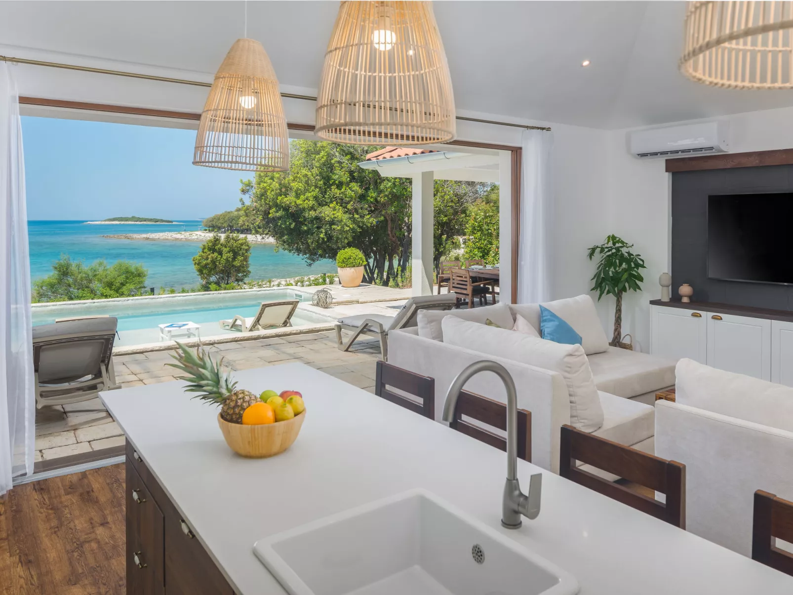 Luxury Beachfront Villa Porto Bus-Inside