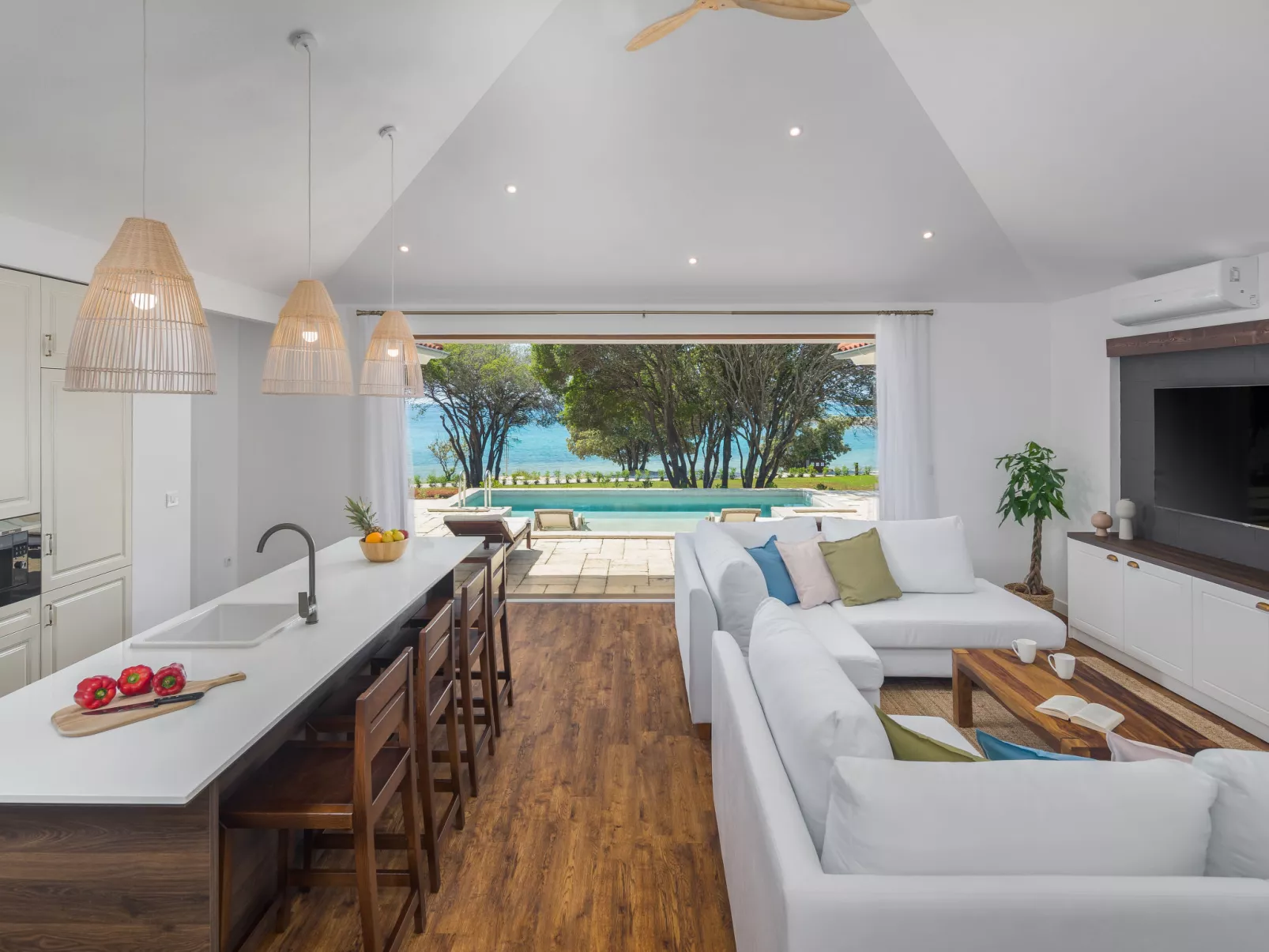 Luxury Beachfront Villa Porto Bus-Inside