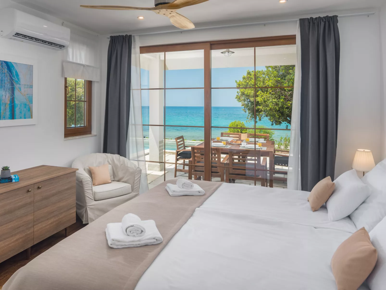 Luxury Beachfront Villa Porto Bus-Inside