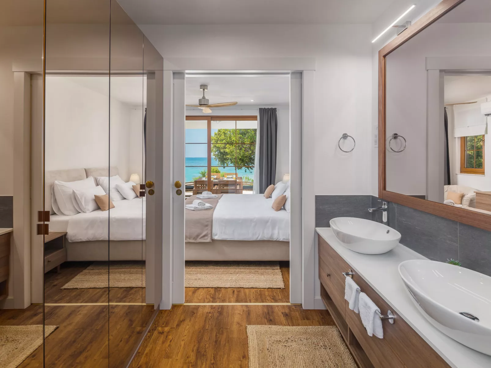 Luxury Beachfront Villa Porto Bus-Inside