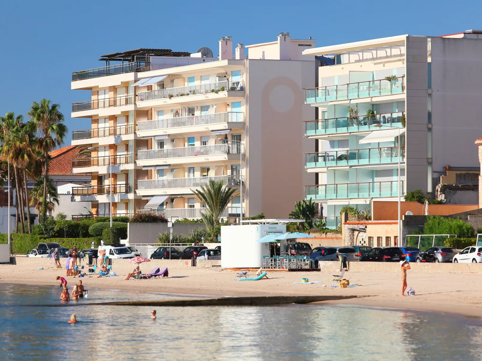 Cannes Bay-Inside