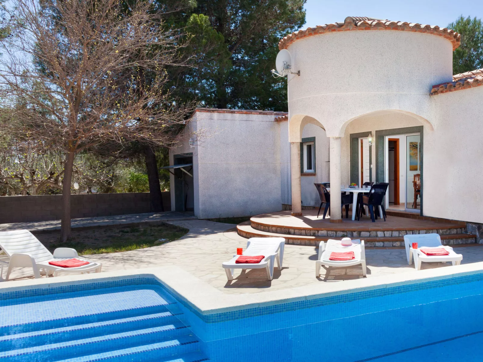 Villa Sant Jordi-Outside
