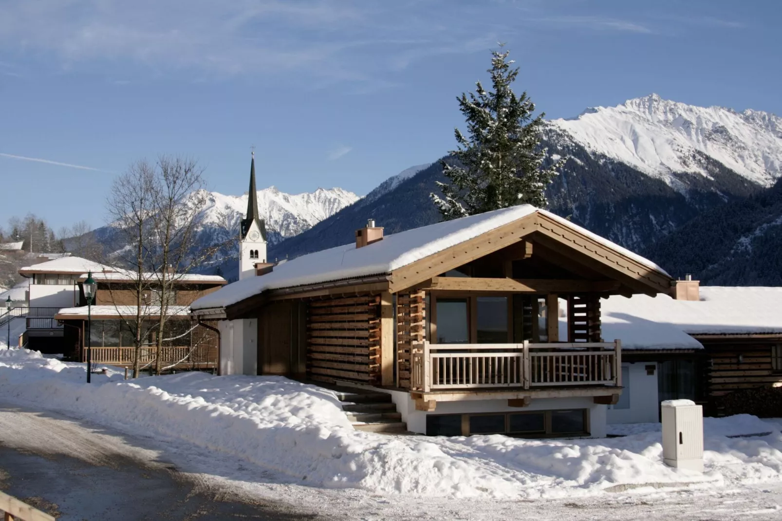 Chalets im Wald-Exterior in winter