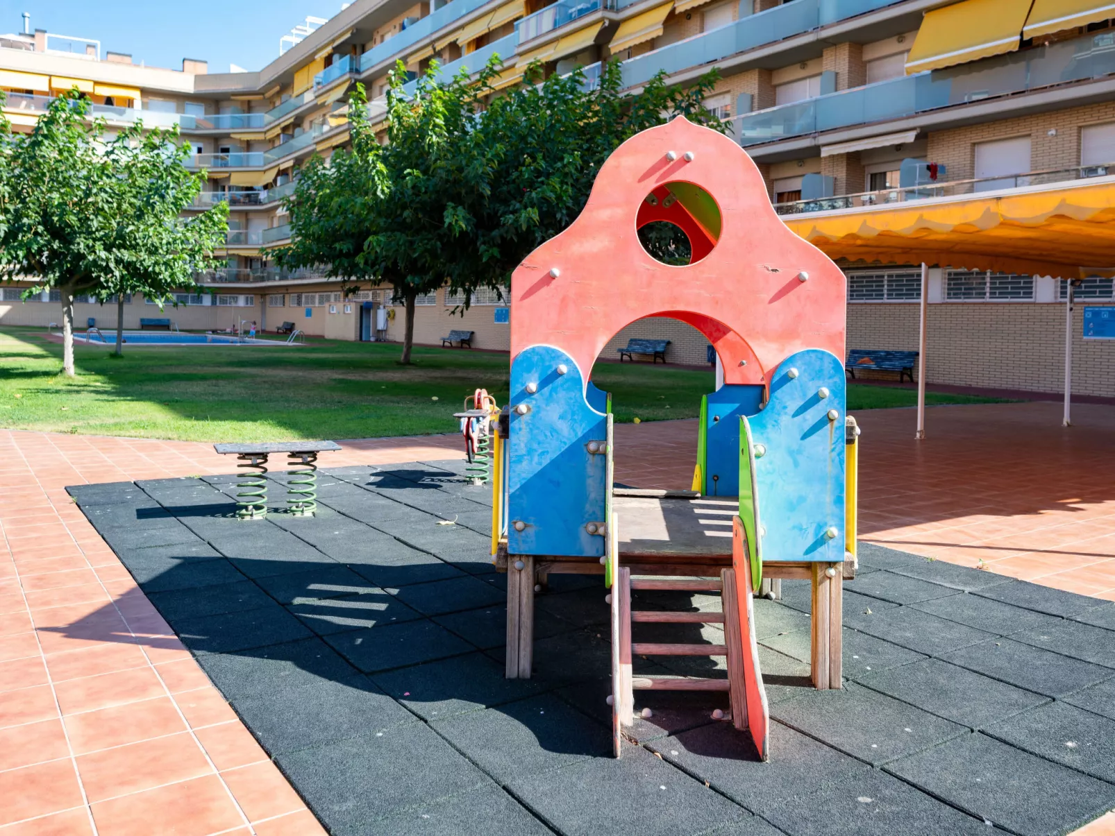 Colom-Outside