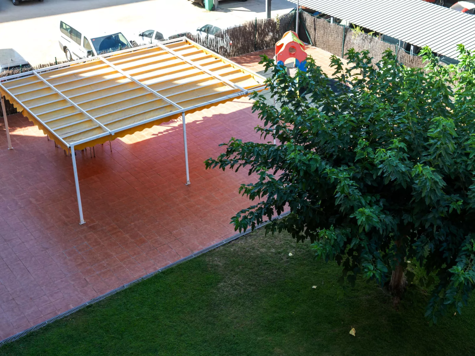 Colom-Outside