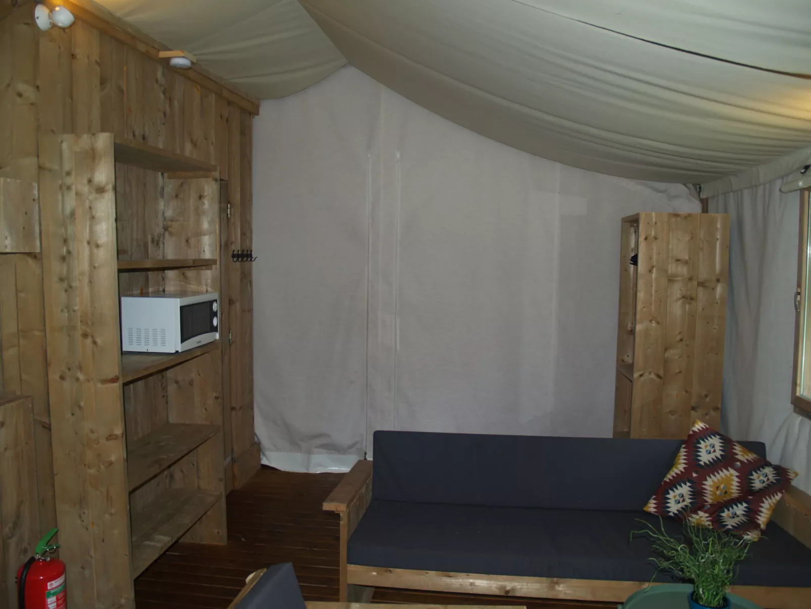 Four Season Lodge 6-Inside