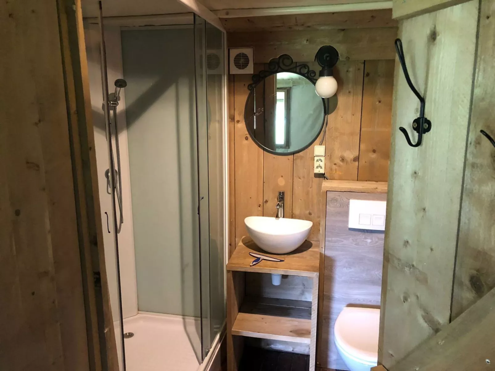 Four Season Lodge 6-Inside