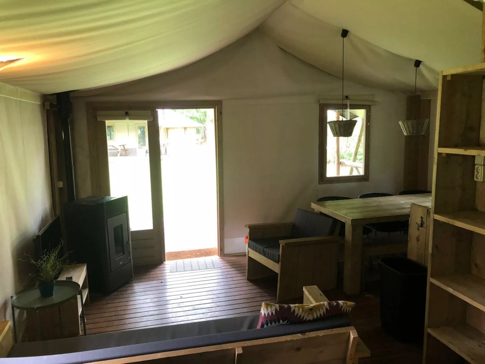 Four Season Lodge 6-Inside