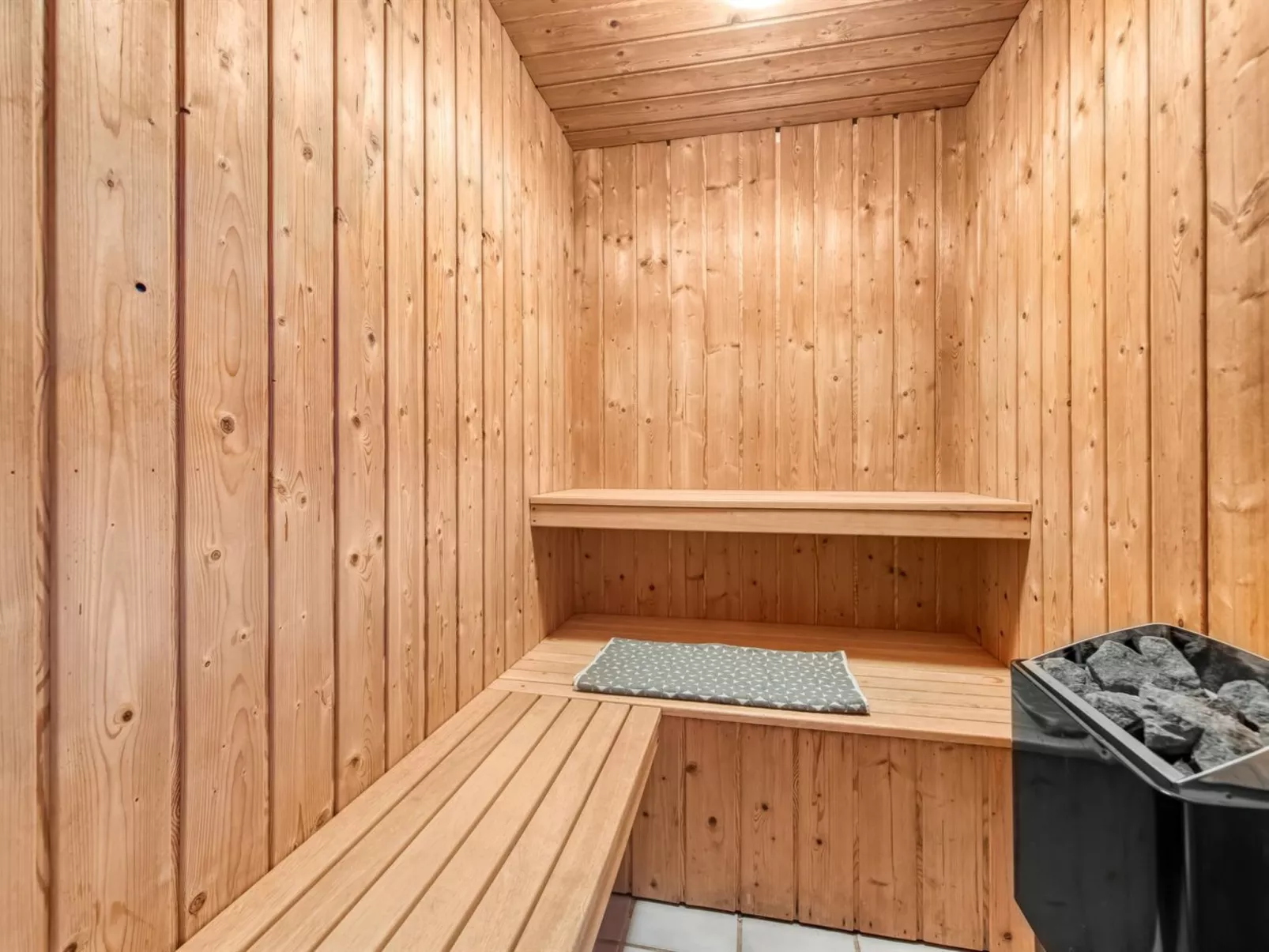 "Dorris" - 4.3km from the sea-Inside