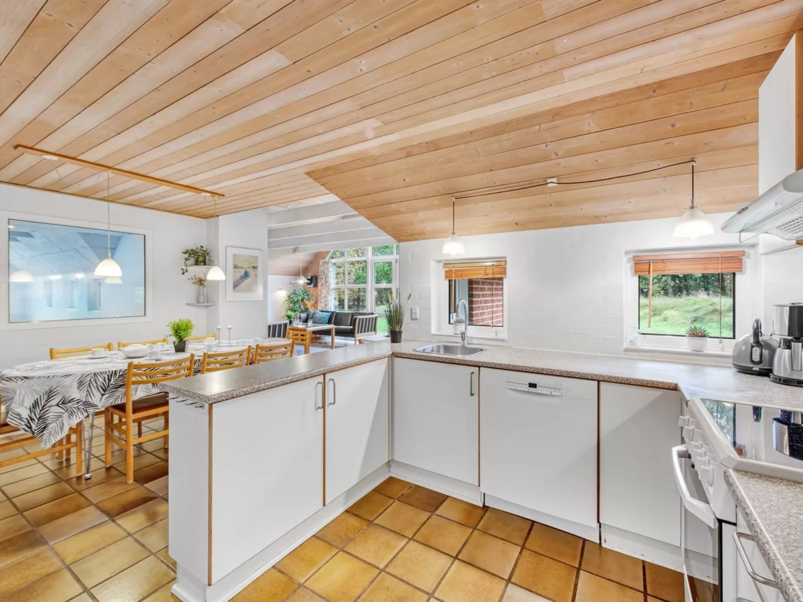 "Dorris" - 4.3km from the sea-Inside