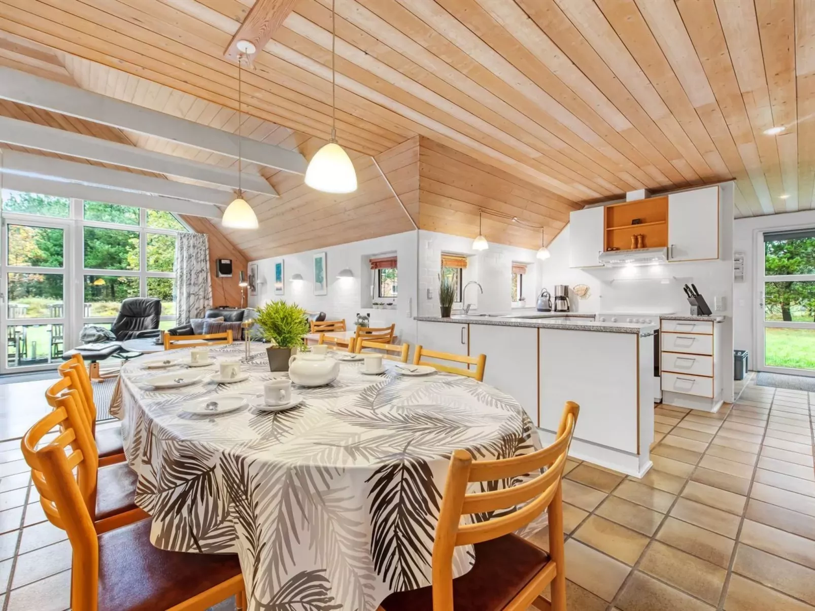 "Dorris" - 4.3km from the sea-Inside