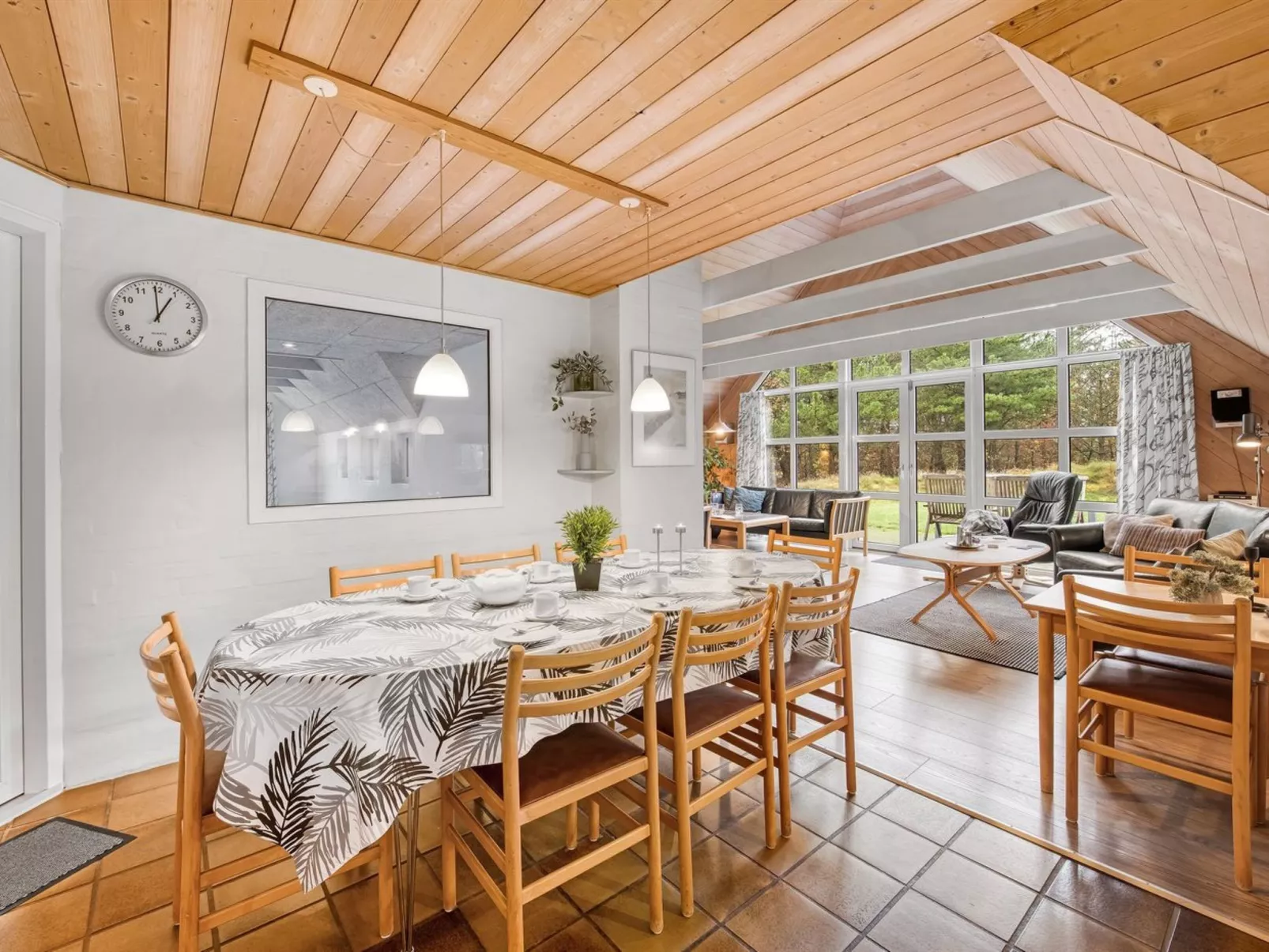"Dorris" - 4.3km from the sea-Inside