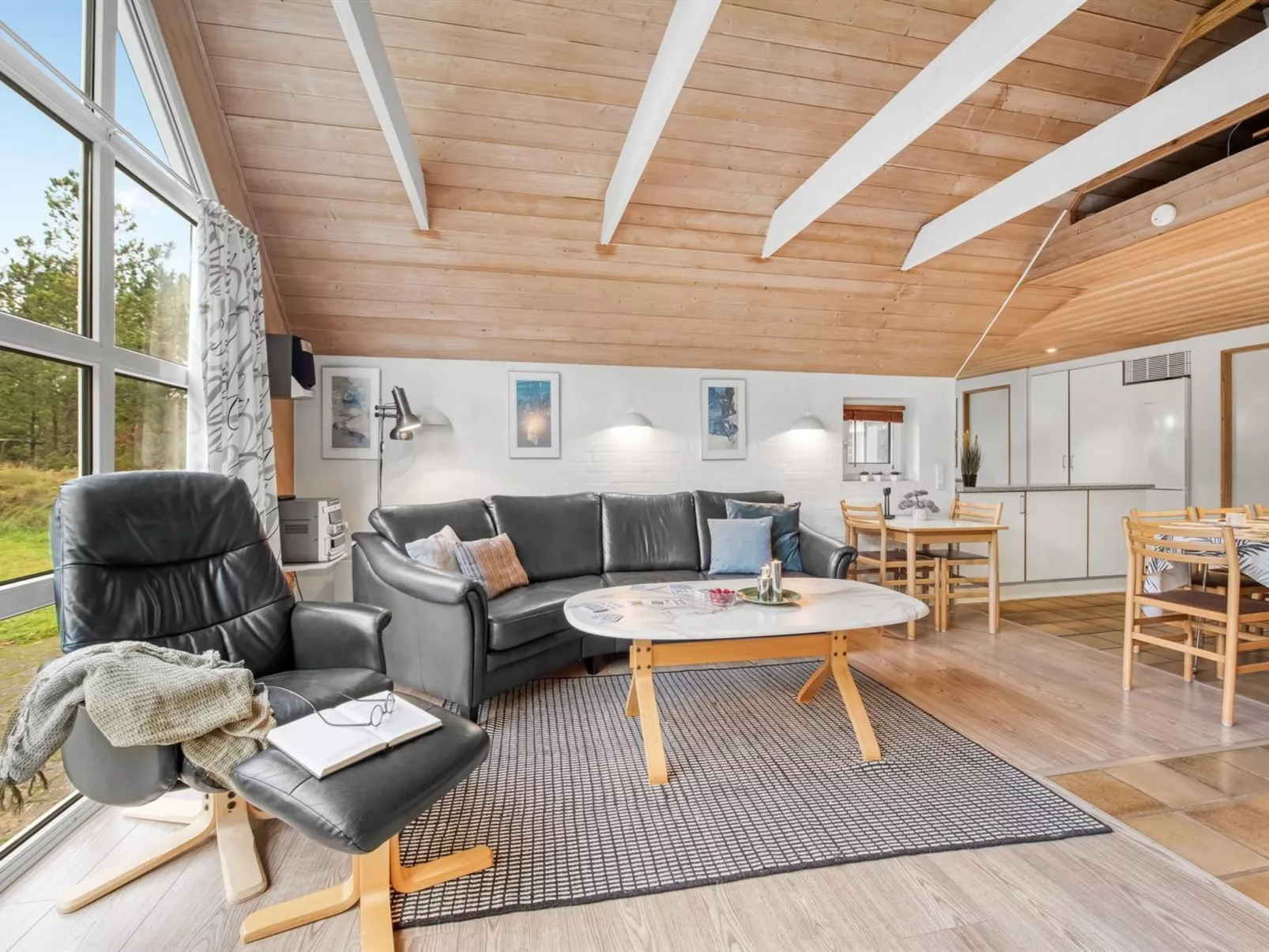"Dorris" - 4.3km from the sea-Inside