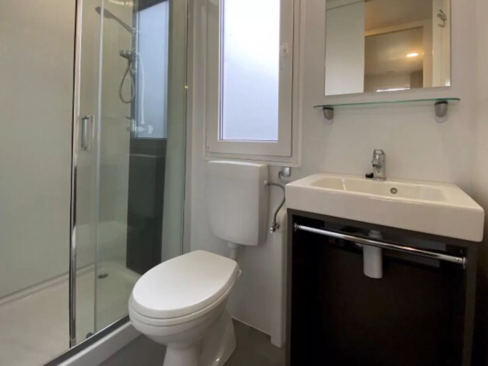 Tiny Cottage Hottub 2+2-Inside
