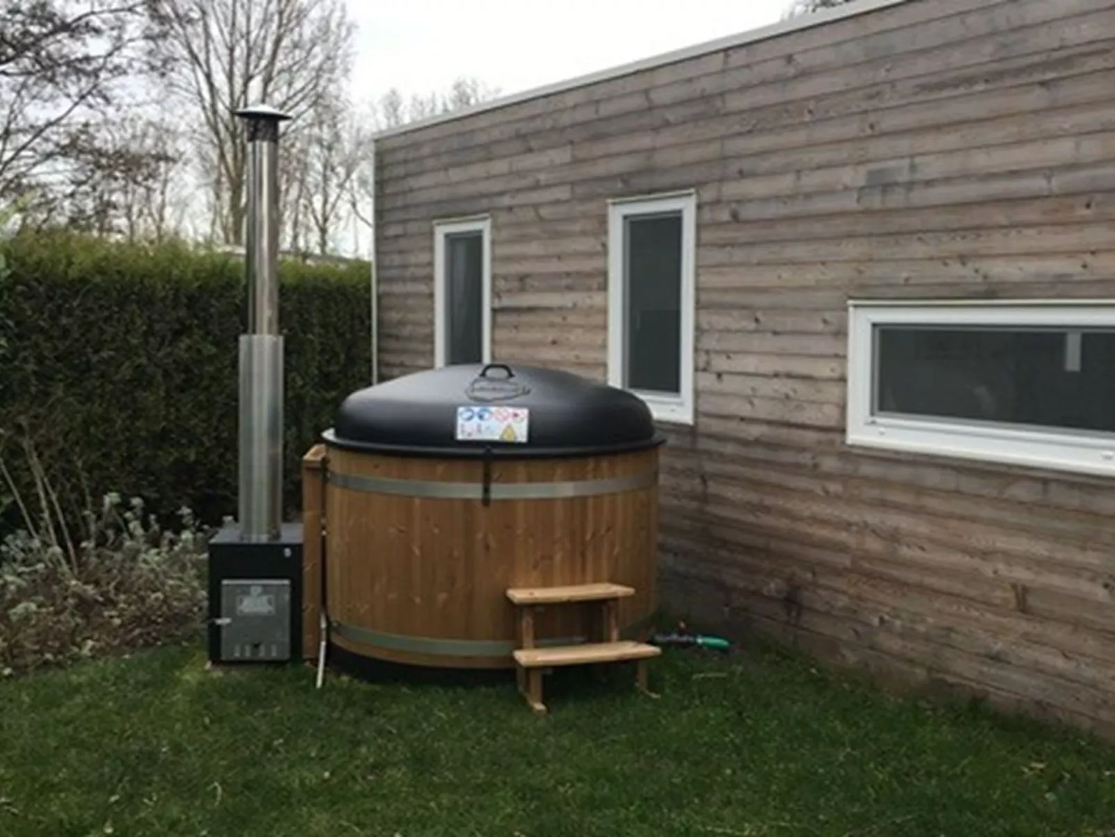 Tiny Cottage Hottub 2+2-Outside