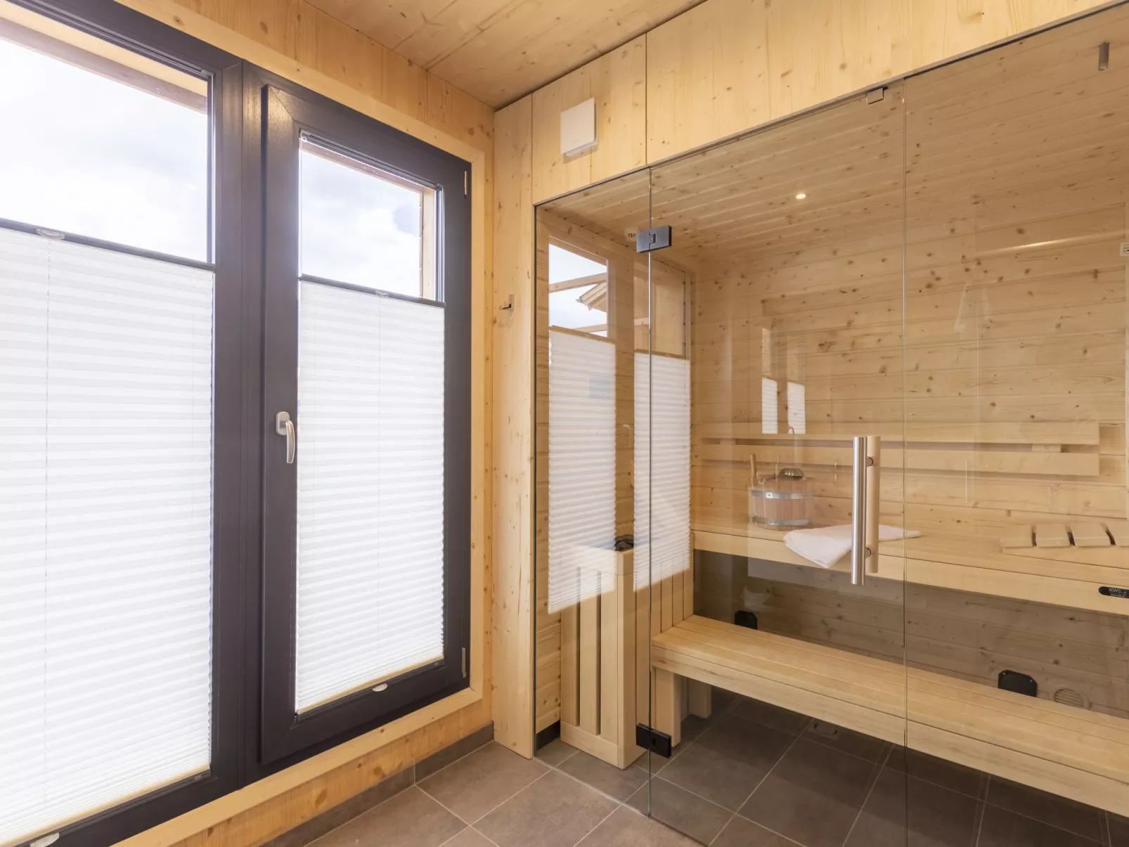 Penthouse # 2c mit Sauna&Außenbadewanne-Drinnen