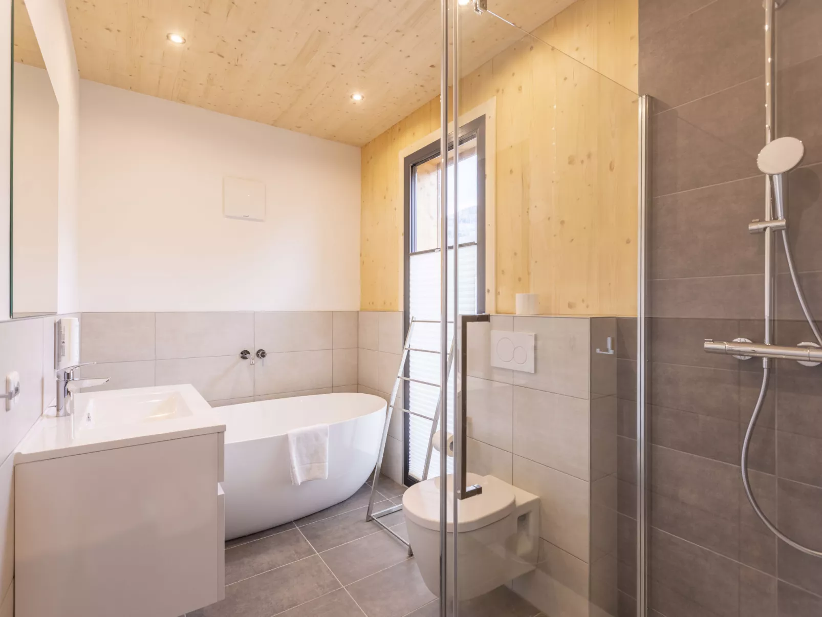 Penthouse # 2c mit Sauna&Außenbadewanne-Drinnen
