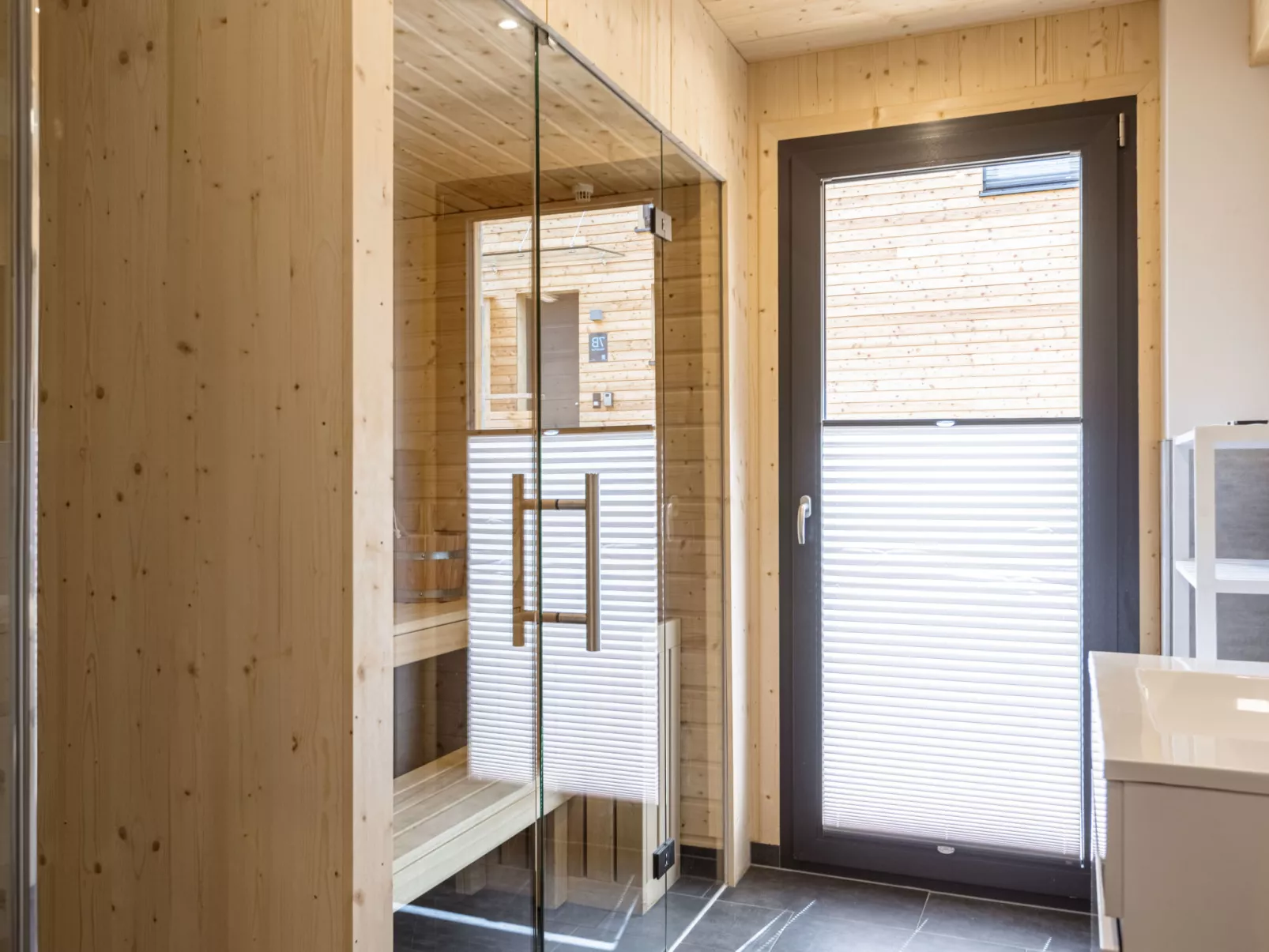 #6b mit Sauna & Pool-Drinnen