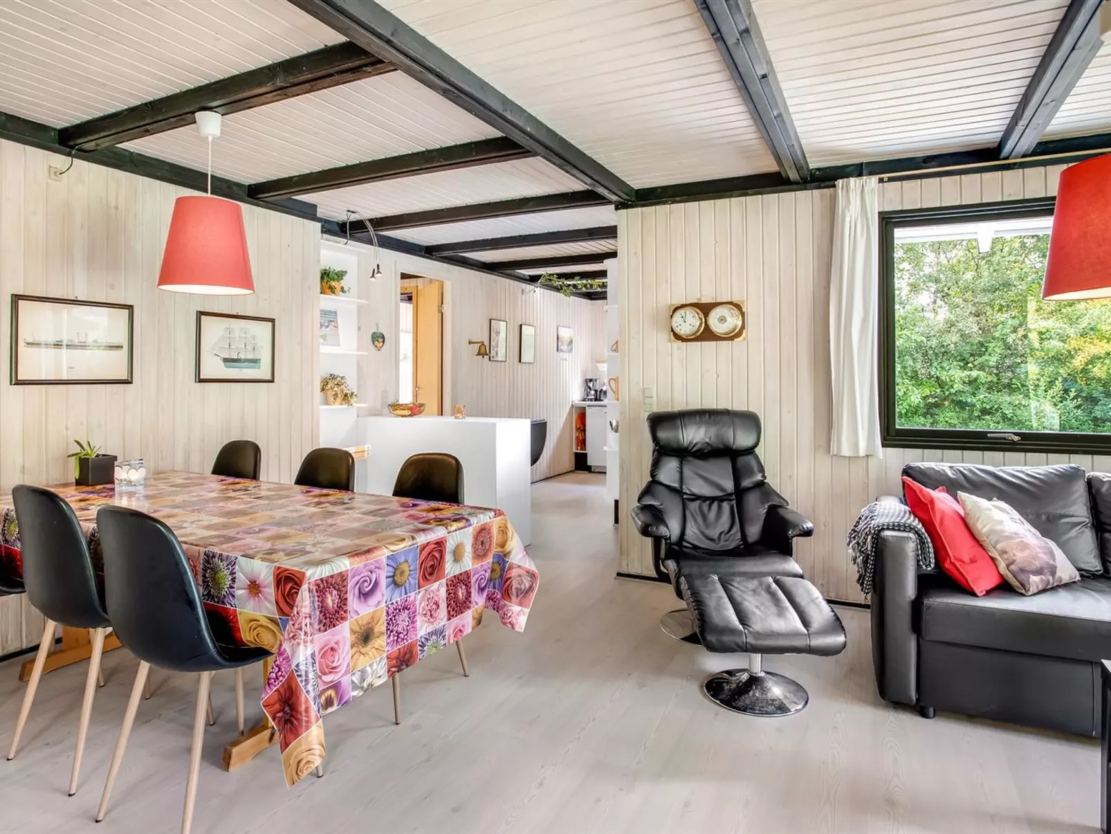 "Any" - 11km from the sea-Inside