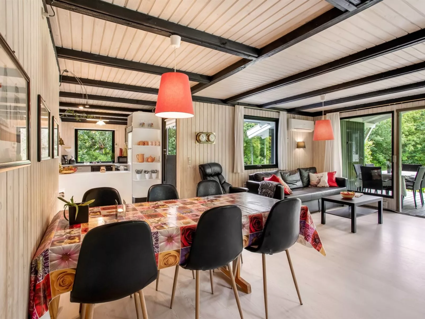 "Any" - 11km from the sea-Inside