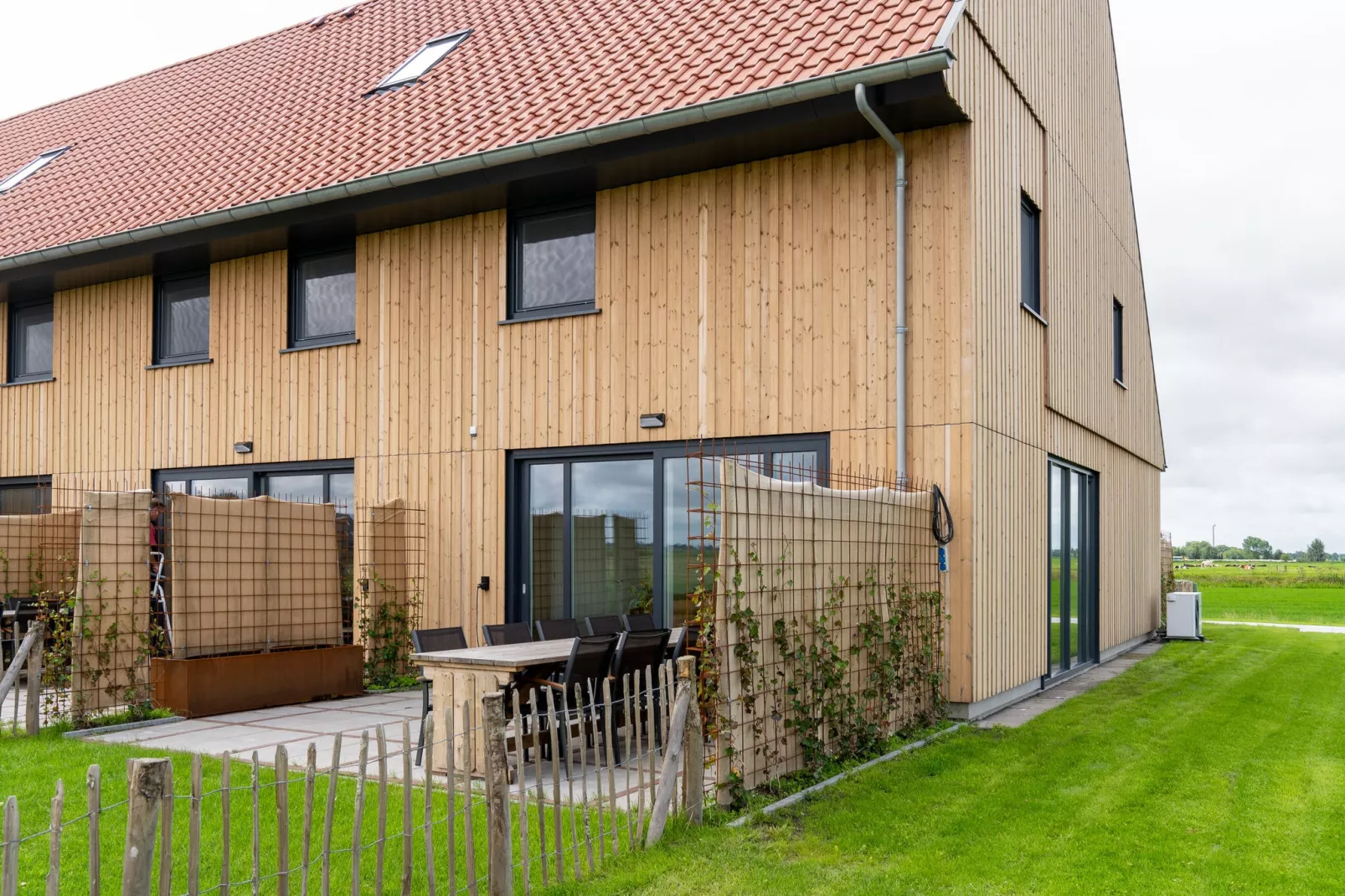 Friese Villa 7 in Leons-Exterior summer