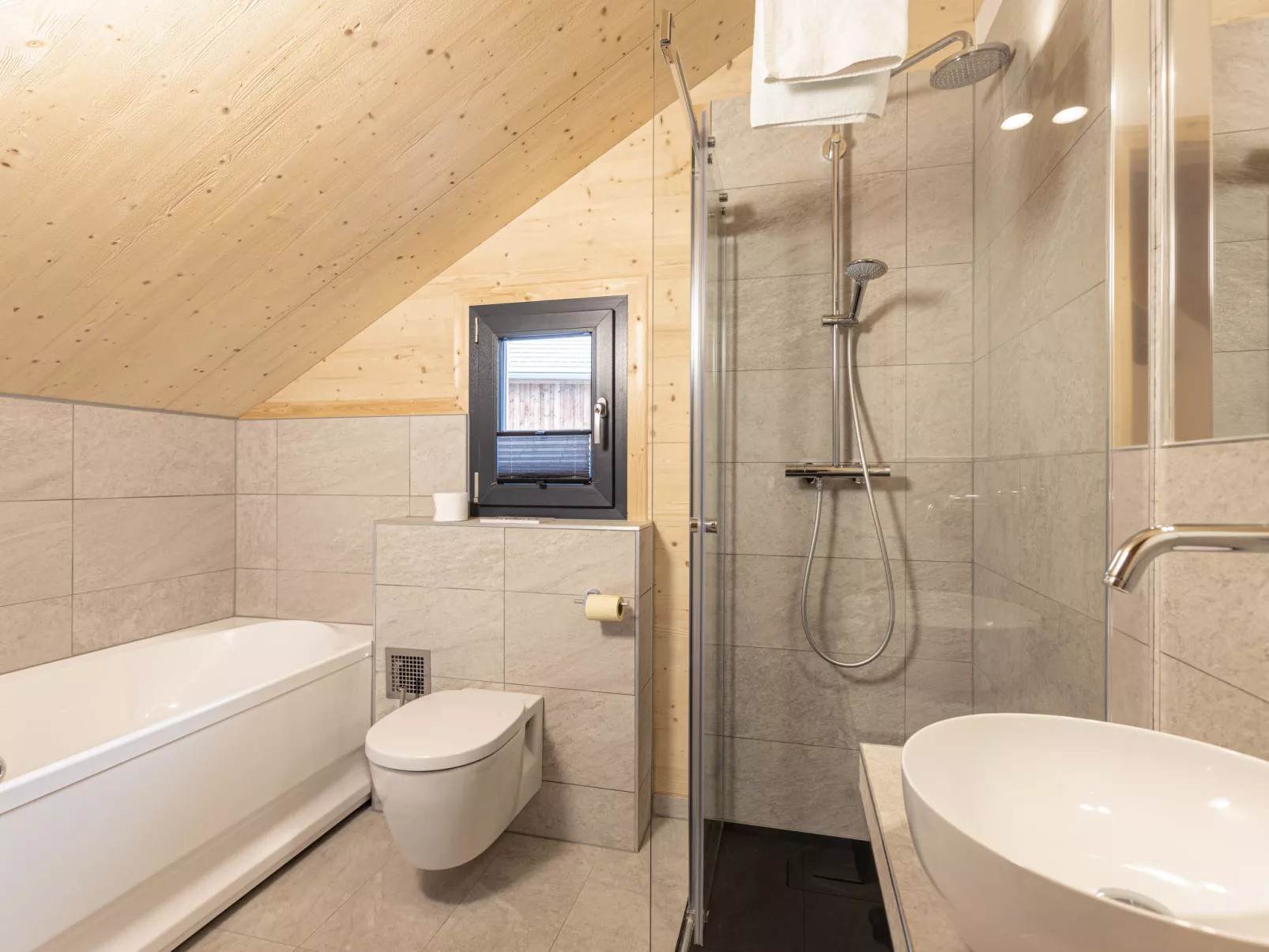 Superior #2 mit IR-Sauna & Sprudelbad-Inside