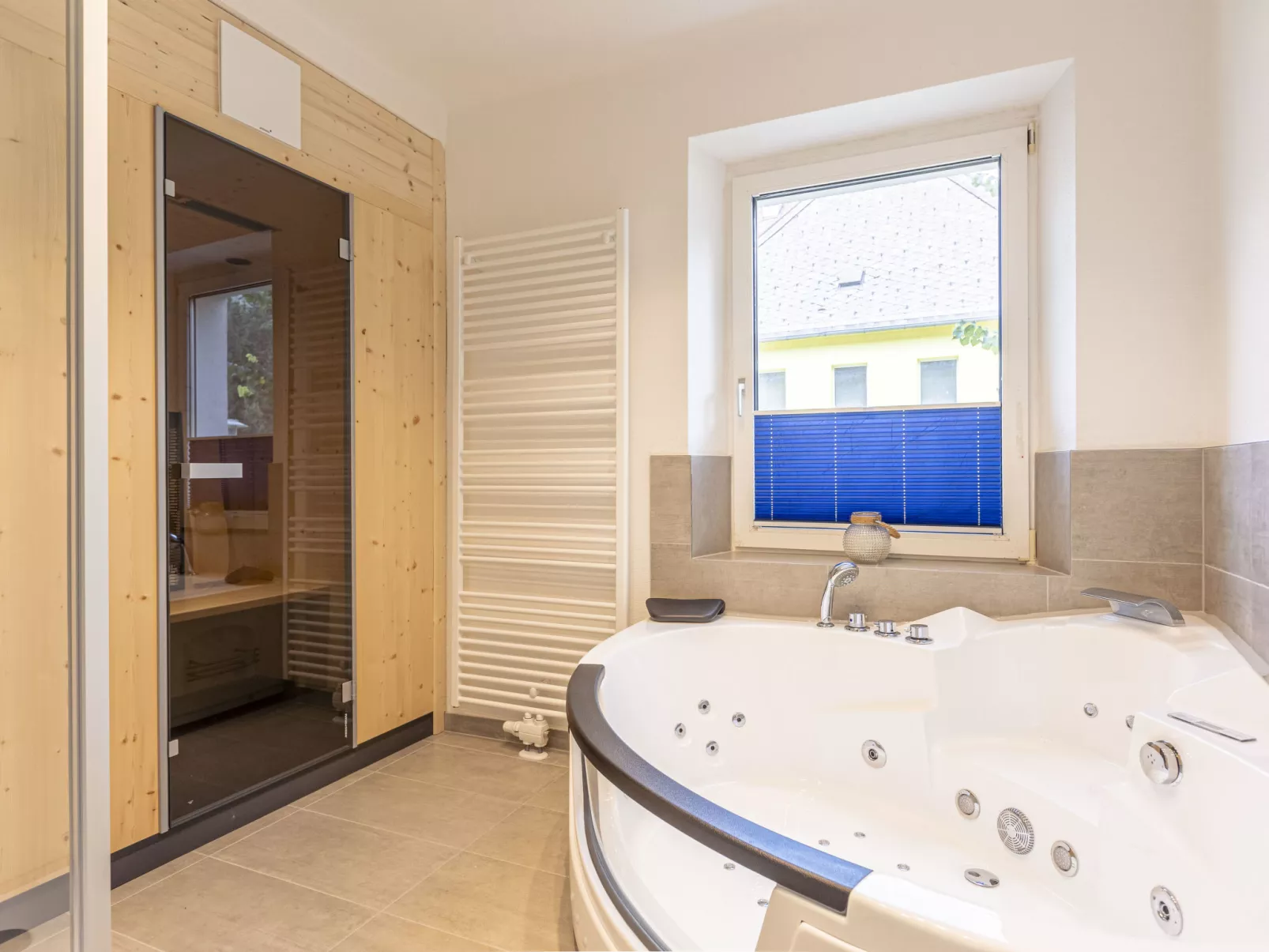 Für 4 P. mit IR-Sauna & Sprudelwanne-Inside