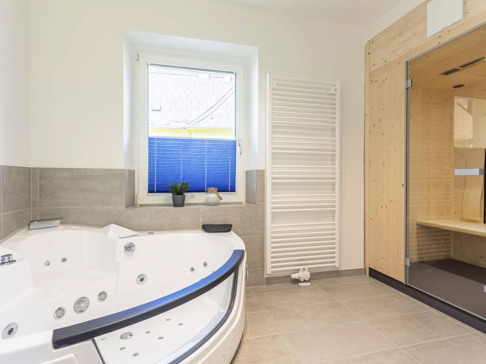 Für 4 P. mit IR-Sauna & Sprudelwanne-Inside