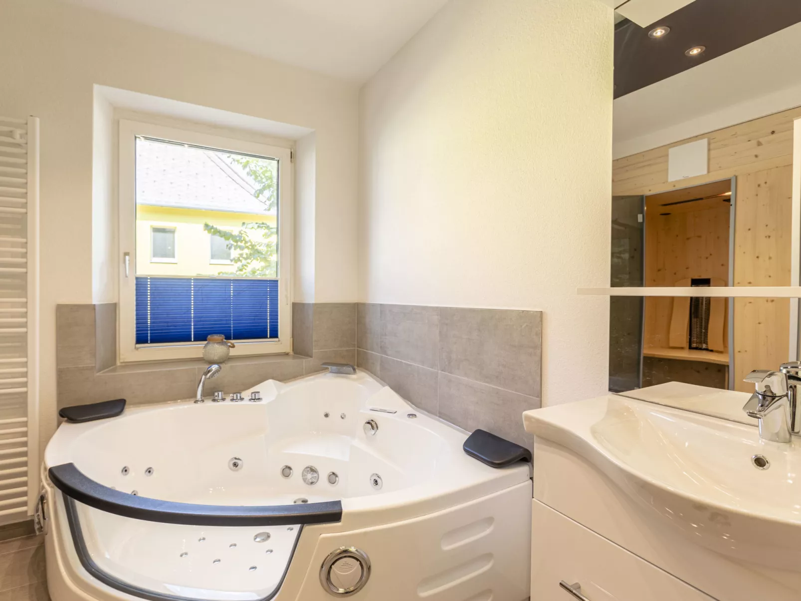 Für 4 P. mit IR-Sauna & Sprudelwanne-Inside